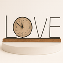 Relógio de Mesa Retrô com Letras – Sofisticação Atemporal para sua Decoração