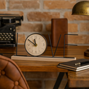 Relógio de Mesa Retrô com Letras – Sofisticação Atemporal para sua Decoração