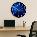 Relógio Estelar Geométrico – Design moderno em azul profundo com iluminação suave
