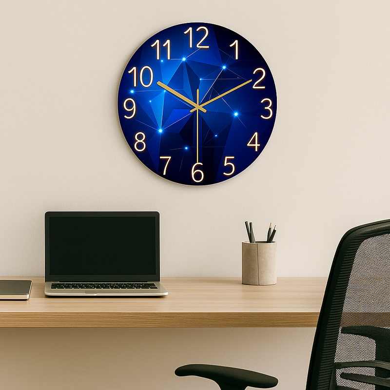 Relógio Estelar Geométrico – Design moderno em azul profundo com iluminação suave